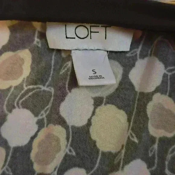 🌻NWOT LOFT TOP - Picture 2 of 3